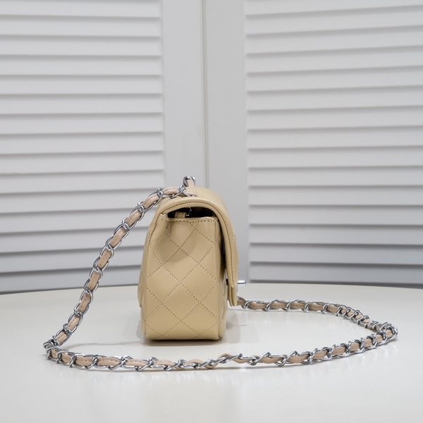 シャネルバッグ背面デザイン